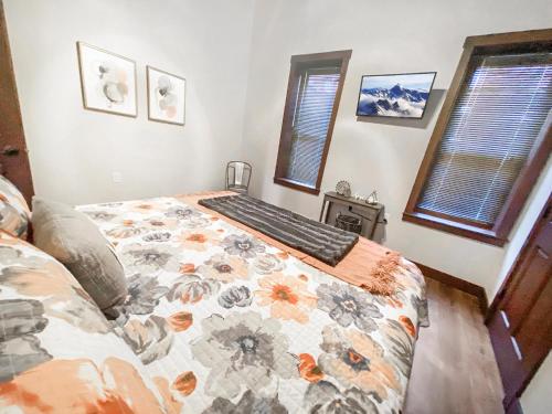 ein Schlafzimmer mit einem Bett mit einer Decke darauf in der Unterkunft 2 Br, Central, 2 Blocks To La Crosse Center in La Crosse