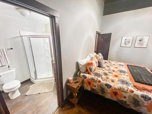 Säng eller sängar i ett rum på 2 Br, Central, 2 Blocks To La Crosse Center