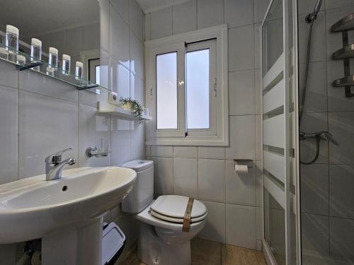 Baño blanco con aseo y lavamanos en 635A Acogedor apartamento en Oviedo, en Oviedo