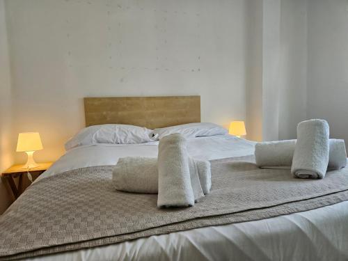1 dormitorio con 1 cama con toallas en 635A Acogedor apartamento en Oviedo, en Oviedo