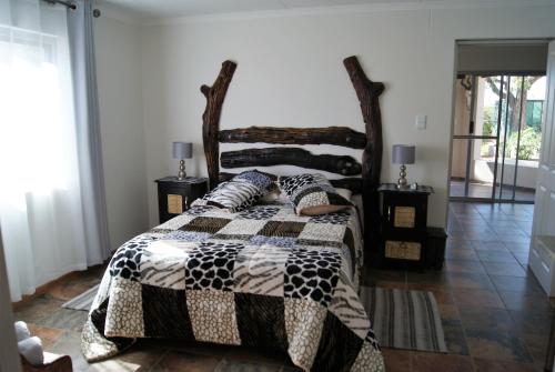 a bedroom with a bed with a wooden headboard and pillows at Orpheus Inn in Kaneb Pos