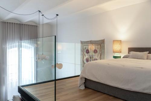 een slaapkamer met een bed en een glazen douche bij Tranquilo acogedor y céntrico 2beds & 2bath in Sevilla