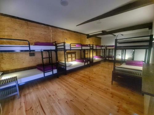ein Zimmer mit einem Haufen Etagenbetten darin in der Unterkunft Albergue El Encanto in Villares de Órbigo