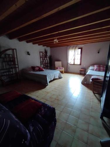 une grande chambre avec deux lits et un canapé dans l'établissement Amé-lys, à Véraza