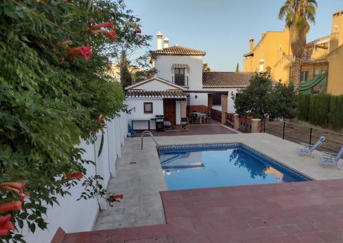 a swimming pool in the backyard of a house at Almahen in Cájar