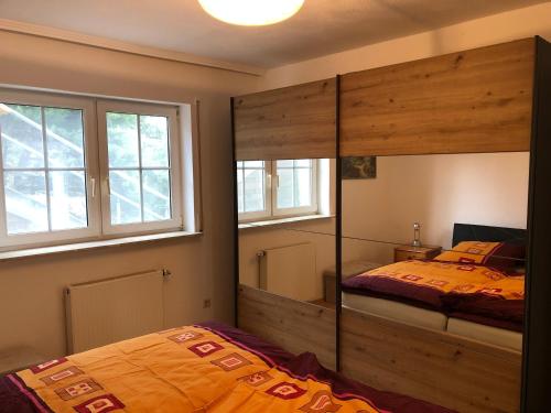 - une chambre avec des lits superposés et 2 fenêtres dans l'établissement Unter den Weinbergen, à Treis-Karden