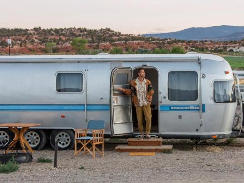 un homme debout sur la porte d'une remorque dans l'établissement Ofland Escalante, à Escalante