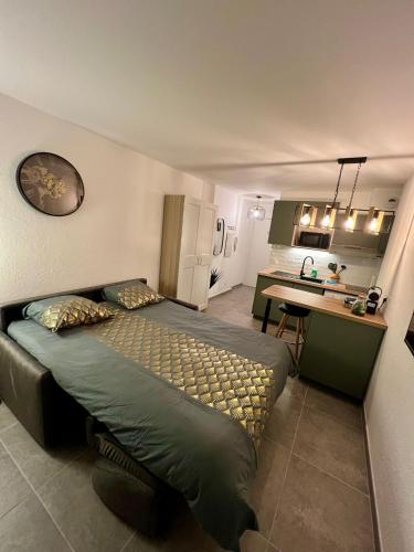 une petite chambre avec un lit et une cuisine dans l'établissement Studio Climatisé, Cosy et Calme au Centre Ville, à Antibes