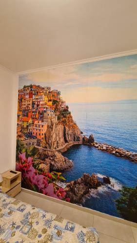 une peinture d'une ville sur un mur dans l'établissement Le mie stelle 1, à La Spezia