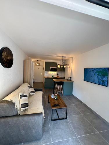 un salon avec un canapé et une table dans l'établissement Studio Climatisé, Cosy et Calme au Centre Ville, à Antibes