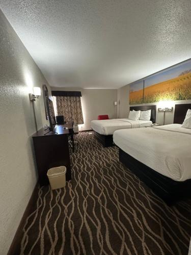 Postel nebo postele na pokoji v ubytování Days Inn & Suites by Wyndham Casey