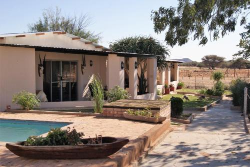 a house with a garden and a swimming pool at Orpheus Inn in Kaneb Pos