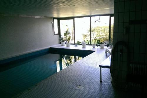 baño con piscina en una habitación en Schwarzwald Apartment mit Terasse, en Schönwald