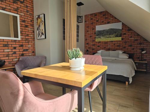 a room with a table and chairs and a bed at Dwór Bysina in Myślenice