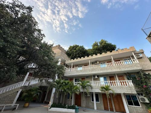 duży budynek z balkonem na górze w obiekcie SGH Castillo Aqua w mieście Santa Marta