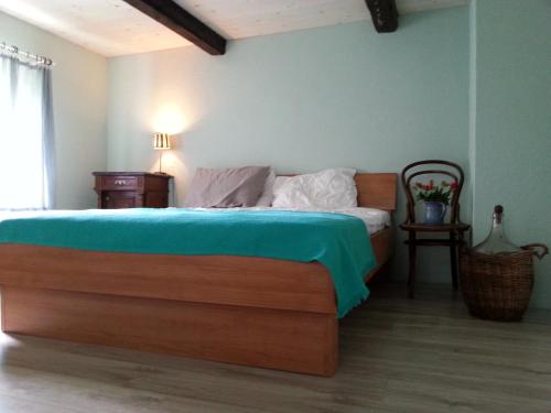 1 dormitorio con 1 cama con manta azul en Hisa Suzana en Črnomelj
