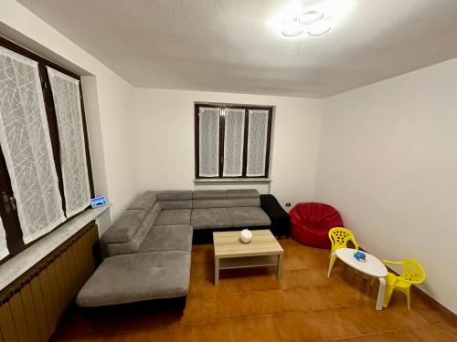 - un salon avec un canapé et une table dans l'établissement The Grace Place Oleggio, à Oleggio