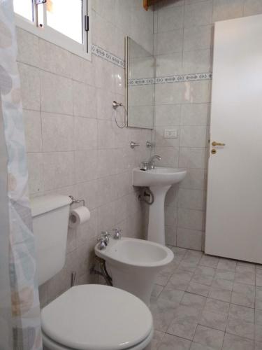 ein Bad mit einem WC und einem Waschbecken in der Unterkunft La Escondida in Ushuaia