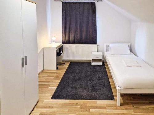 1 dormitorio con cama, ventana y alfombra en Adelin Vienna, en Viena