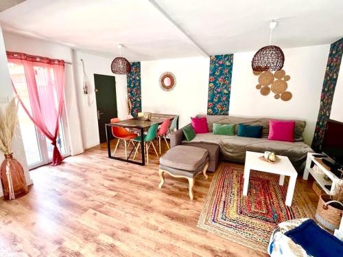 un salon avec un canapé et une table dans l'établissement La Petite Provence, à Villes-sur-Auzon