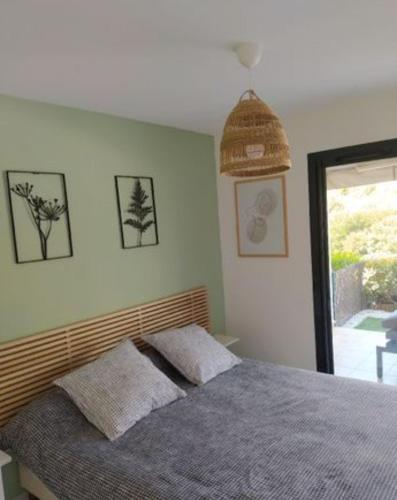 une chambre avec un lit avec deux oreillers dessus dans l'établissement vue Mer, à Saint-Laurent-du-Var