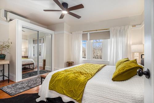 Schlafzimmer mit einem Bett und einem Deckenventilator in der Unterkunft Maple Family Suite in Berkeley