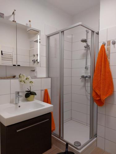 y baño con ducha y lavamanos. en Ostseebad Sellin auf Rügen Apartment im Haus Baltic 1 OG en Ostseebad Sellin