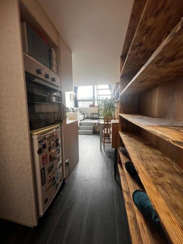 uma cozinha com fogão e piso em madeira em 1 bedroom loft apartment em Zlín