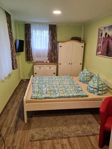 a bedroom with a bed in a room at gemütlicher Gartenbungalow (Nr. 4) mit Terrasse - Strandvogtei Sellin in Ostseebad Sellin