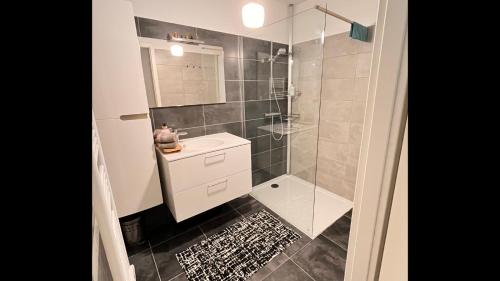 une salle de bain avec une douche, un lavabo et des toilettes dans l'établissement Bella vista, à Ajaccio