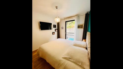 une chambre avec un lit blanc et une fenêtre dans l'établissement Bella vista, à Ajaccio