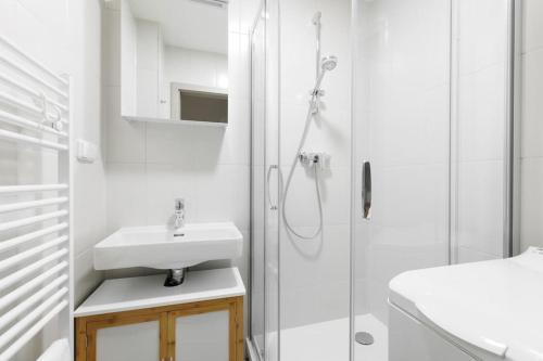 Et badeværelse på Quiet apartment with kitchen near the metro