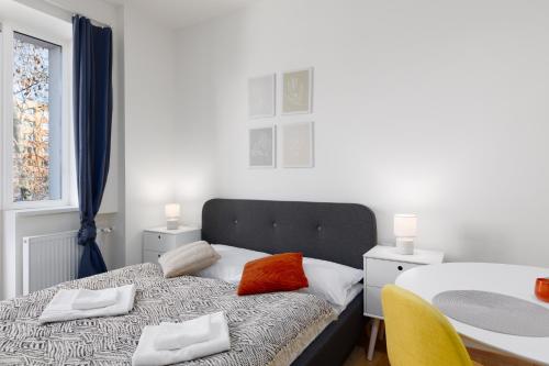 Ένα ή περισσότερα κρεβάτια σε δωμάτιο στο Quiet apartment with kitchen near the metro