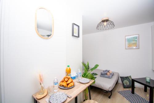 - un salon avec une table et une corbeille de fruits dans l'établissement Studio rénové calme et cosy (10' Paris Pte d'Ivry), à Ivry-sur-Seine