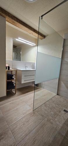 a room with a mirror and a dressing room at Ferienhaus in der historischen Altstadt von Angermünde in Angermünde