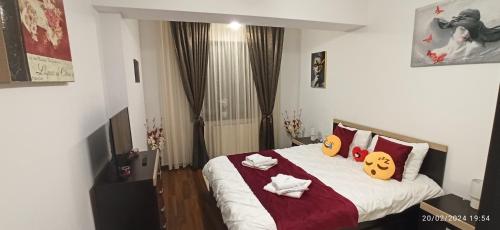 ein Schlafzimmer mit einem Bett mit zwei Kissen in der Unterkunft Cozy Magic House - Unirii Square in Bukarest