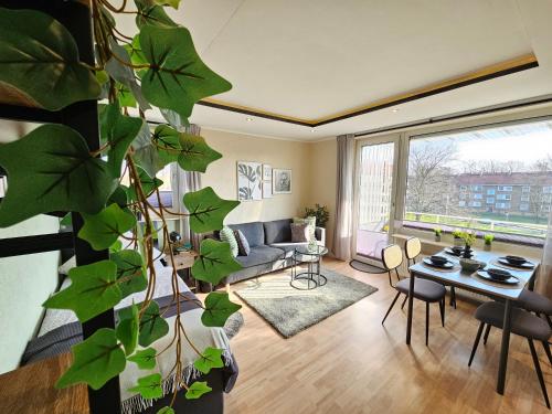 a living room with a couch and a table at Neu BusinessApp in zentraler Lage mit 3 Schlafzimmern für Geschäftsreisende Pendler und Familien Nähe SZ See in Salzgitter