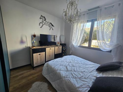 une chambre avec un lit, une télévision et une fenêtre dans l'établissement La villa DOLCE, à Le Bouscat
