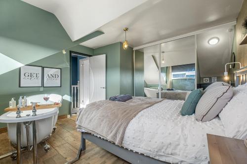 Vintage 4 Bed Property, - Luxury Roll top Bath in Room tesisinde bir odada yatak veya yataklar