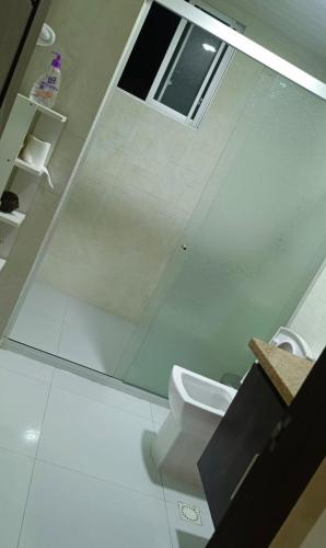 een badkamer met een raam en een toilet bij Jhadiya in Colcapirhua
