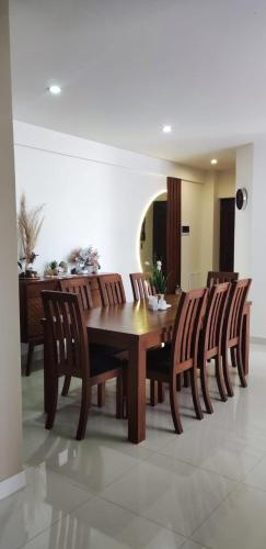een eetkamer met een houten tafel en stoelen bij Jhadiya in Colcapirhua