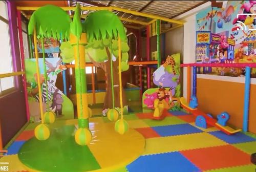 een speelkamer voor kinderen met een speeltuin met een speelgoedboom bij Jhadiya in Colcapirhua