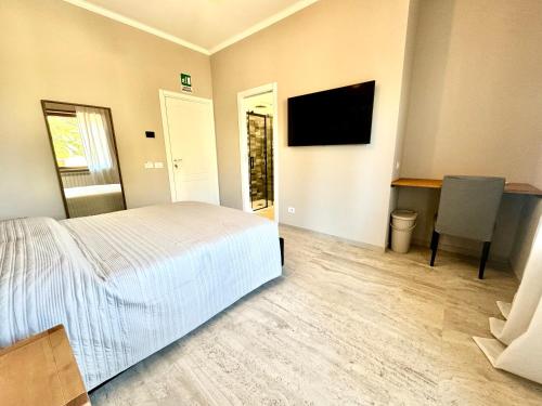 sypialnia z łóżkiem i telewizorem z płaskim ekranem w obiekcie Doina Guest House w Rzymie