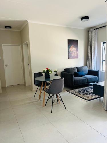 Un lugar para sentarse en Liams blue suite at 93 On New