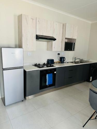 Una cocina o cocineta en Liams blue suite at 93 On New