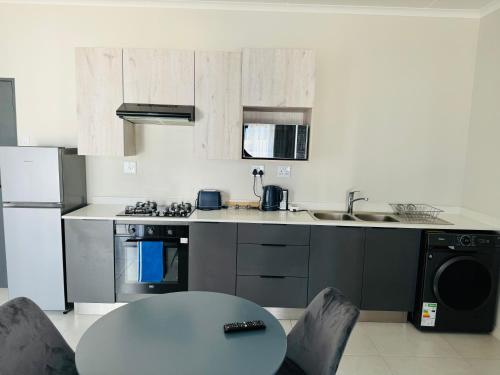Una cocina o cocineta en Liams blue suite at 93 On New