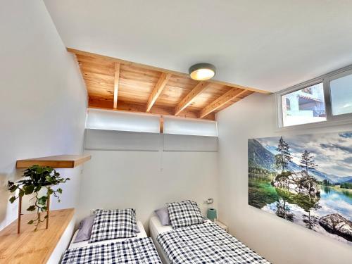 2 letti in una camera con un dipinto sul muro di El Mar House & Private Heated Pool ad Adeje