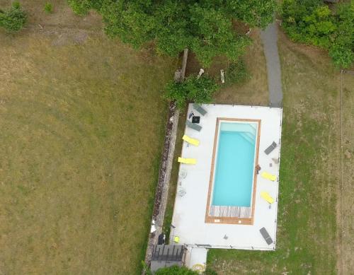 an overhead view of a swimming pool in a field at VILLA SAINT PIERRE in La Trimouille