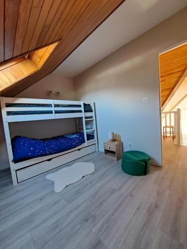 - une chambre avec des lits superposés et un plafond en bois dans l'établissement Appart Duplex 4/5p - Saint-Lary, à Saint-Lary-Soulan