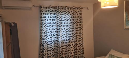 a black and white shower curtain in a bedroom at Paradies Caraïbes I in Les Abymes